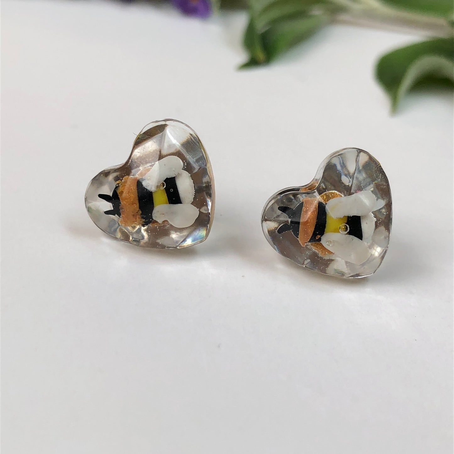 Miniature handmade polymer clay Bees cast in Crystal Clear epoxy resin🐝 Introducing our buzz-worthy creation: Miniature Handmade Polymer Clay Bee Cast in Crystal Clear Resin Heart Earrings! 🌼✨
Get ready to let your style soar to neStud earringsPadpod & BerrieMy Fairytale GiftsMiniature handmade polymer clay Bees cast