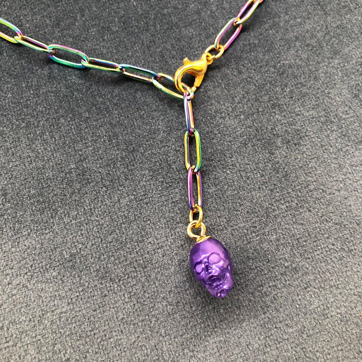 Rainbow Candy Skull necklace made to orderRainbow Candy Skull necklace purple or pink skull, rainbow paper chain with coloured resin skull from handmade silicone mould.
Made to Order creation will take apPadpodandberrieMy Fairytale GiftsRainbow Candy Skull necklace made