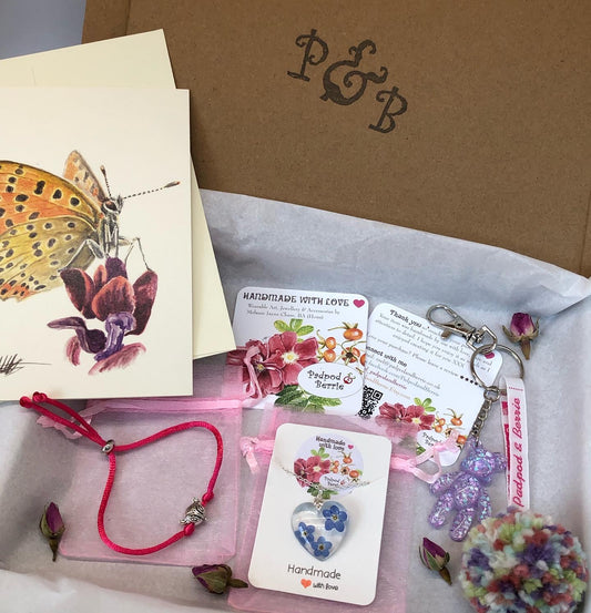 Gift Box Padpod & Berrie Dainty Florals handmade Necklace & Bracelet & Bear Handbag Charm along with water colour print card in a convenient postal box, Excellent for a gift